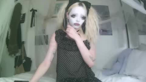 Snapshot of bl0odsyring3 chatting on 10.02.25 vampire fang online show from 10.02.25