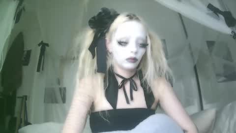 Snapshot of bl0odsyring3 chatting on 10.03.25 vampire fang online show from 10.03.25