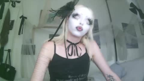 Snapshot of bl0odsyring3 chatting on 10.04.25 vampire fang online show from 10.04.25