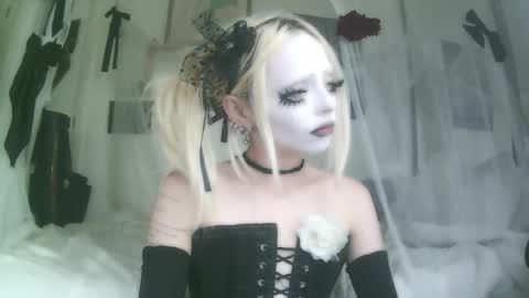 Snapshot of bl0odsyring3 chatting on 10.08.25 vampire fang online show from 10.08.25