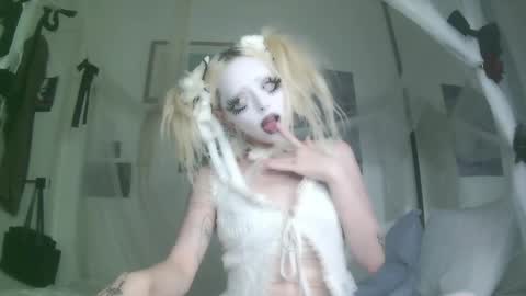 Snapshot of bl0odsyring3 chatting on 10.09.25 vampire fang online show from 10.09.25