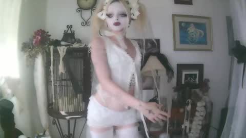 Snapshot of bl0odsyring3 chatting on 10.17.25 vampire fang online show from 10.17.25