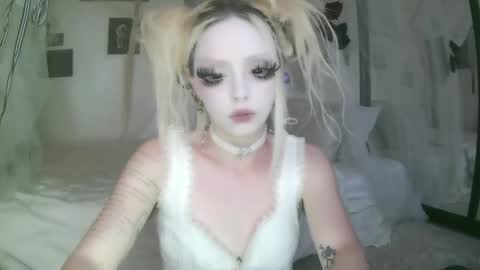 vampire fang  online show from 04.08.26