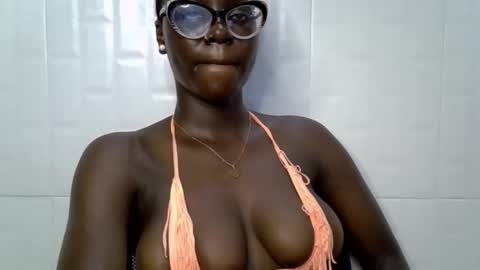 Snapshot of black_petitqueen12 chatting on 11.08.25 BLACK online show from 11.08.25