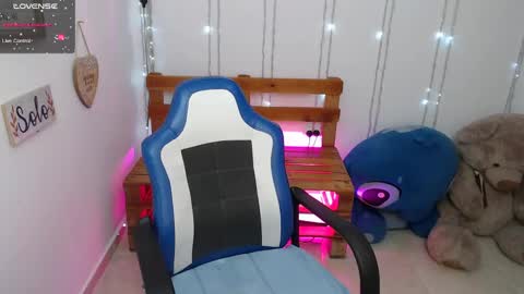 Snapshot of blackqueen_18 chatting on 12.13.24 blackqueen_18 online show from 12.13.24