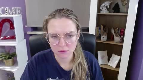 Z O E Y online show from 11.18.25