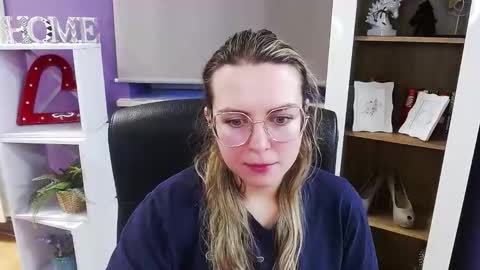 Z O E Y online show from 12.17.25