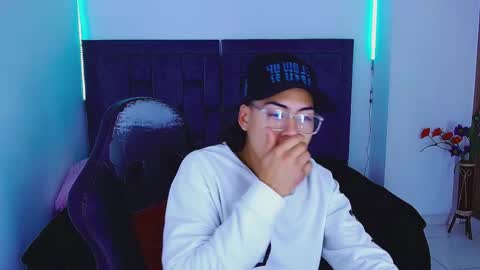 Snapshot of blade_sensual chatting on 10.18.25 blade_sensual online show from 10.18.25