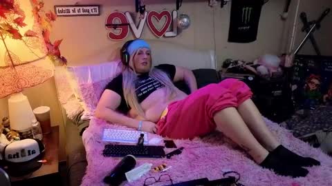 Blakely Morningstar   online show from 02.05.25