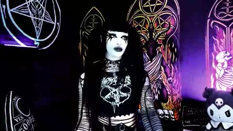 Snapshot of blasphemiangxrl chatting on 11.01.25 online show from 11.01.25