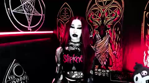 Snapshot of blasphemiangxrl chatting on 11.01.25 online show from 11.01.25