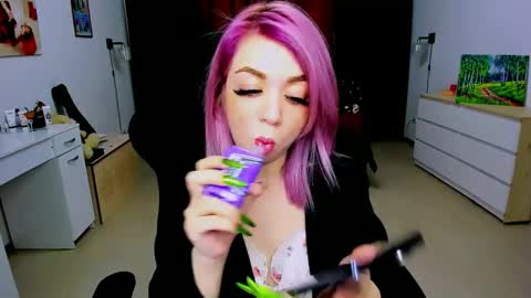 Snapshot of blinkofeyess chatting on 12.24.24 Nicole online show from 12.24.24