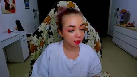 Snapshot of blinkofeyess chatting on 02.08.25 Nicole online show from 02.08.25