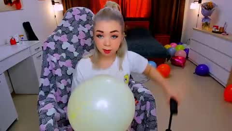 Snapshot of blinkofeyess chatting on 02.12.25 Nicole online show from 02.12.25