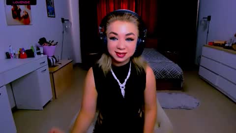 Snapshot of blinkofeyess chatting on 09.10.25 Nicole online show from 09.10.25