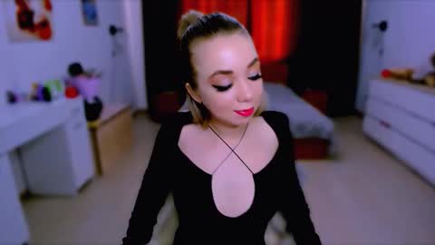 Snapshot of blinkofeyess chatting on 09.17.25 Nicole online show from 09.17.25