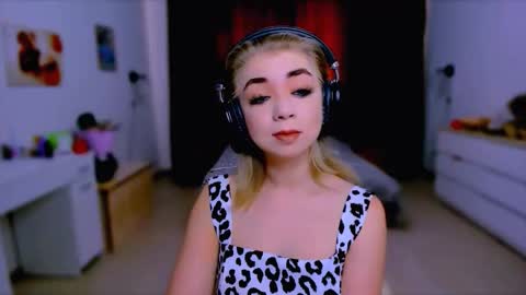 Snapshot of blinkofeyess chatting on 09.19.25 Nicole online show from 09.19.25