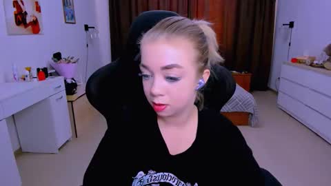 Snapshot of blinkofeyess chatting on 09.25.25 Nicole online show from 09.25.25