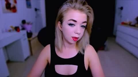 Snapshot of blinkofeyess chatting on 09.27.25 Nicole online show from 09.27.25