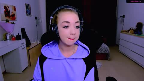 Snapshot of blinkofeyess chatting on 10.01.25 Nicole online show from 10.01.25