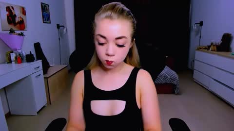 Snapshot of blinkofeyess chatting on 10.06.25 Nicole online show from 10.06.25