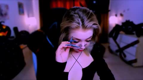 Snapshot of blinkofeyess chatting on 10.10.25 Nicole online show from 10.10.25