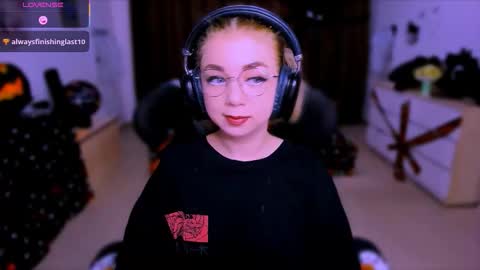 Snapshot of blinkofeyess chatting on 10.20.25 Nicole online show from 10.20.25