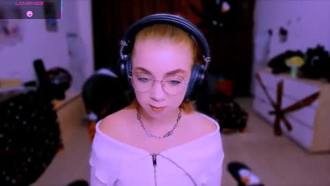 Snapshot of blinkofeyess chatting on 10.22.25 Nicole online show from 10.22.25