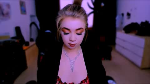 Snapshot of blinkofeyess chatting on 11.05.25 Nicole online show from 11.05.25