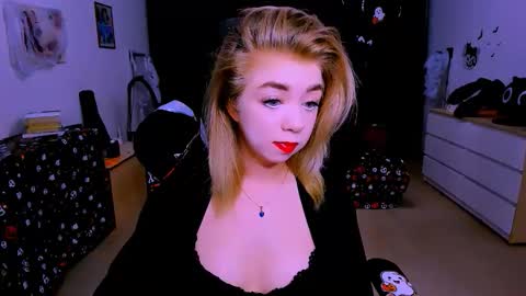 Snapshot of blinkofeyess chatting on 11.08.25 Nicole online show from 11.08.25