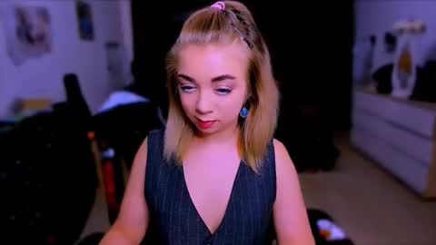 Snapshot of blinkofeyess chatting on 11.10.25 Nicole online show from 11.10.25