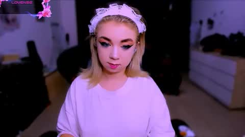 Snapshot of blinkofeyess chatting on 11.16.25 Nicole online show from 11.16.25