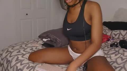 Snapshot of bloggirllaurel chatting on 12.15.25 bloggirllaurel online show from 12.15.25