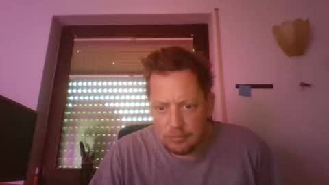 Snapshot of blonde32m chatting on 10.05.25 blonde32m online show from 10.05.25