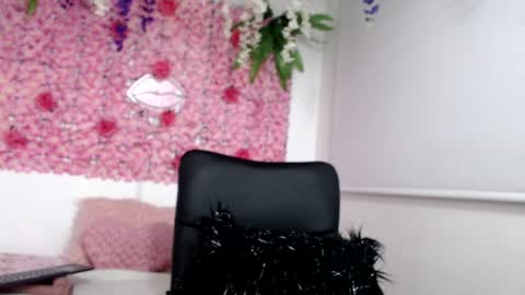 Snapshot of blonde_squirt_ chatting on 12.19.24 blonde_squirt_ online show from 12.19.24