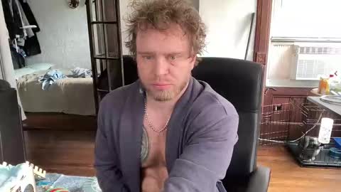 Snapshot of blondebluebear chatting on 11.16.25 blondebluebear online show from 11.16.25