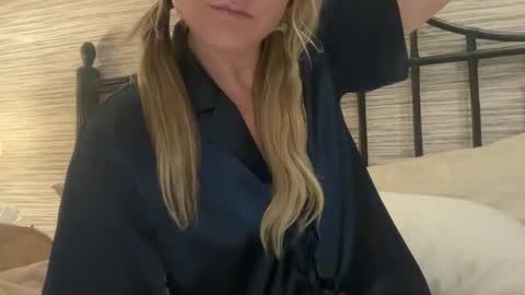 Snapshot of blondieslutt chatting on 03.24.26 IM TRYNG online show from 03.24.26