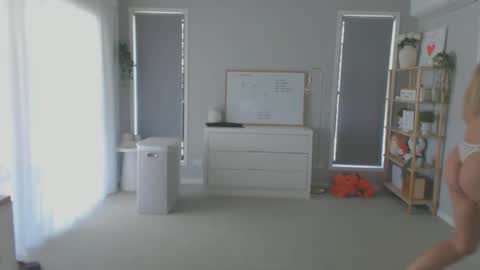 Snapshot of blondiewithapeach chatting on 11.12.25 blondiewithapeach online show from 11.12.25