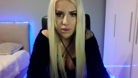 Snapshot of blondleyla chatting on 11.01.25 BlondLeyla online show from 11.01.25