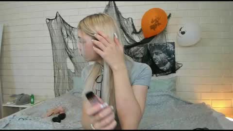Snapshot of blondy_fina chatting on 10.30.25 blondy_fina online show from 10.30.25