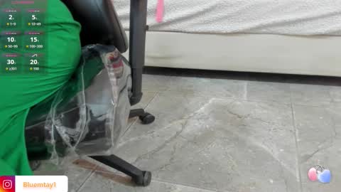 Snapshot of blue_tay1 chatting on 10.22.25 blue_tay1 online show from 10.22.25