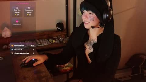 Snapshot of bluedweeb chatting on 12.10.24 Blue online show from 12.10.24