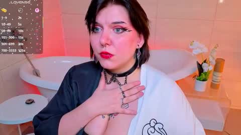 Snapshot of bluelunaray chatting on 11.18.25 Hi my name is Lunaray online show from 11.18.25