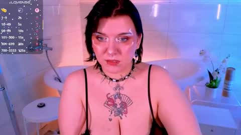 Snapshot of bluelunaray chatting on 11.21.25 Hi my name is Lunaray online show from 11.21.25