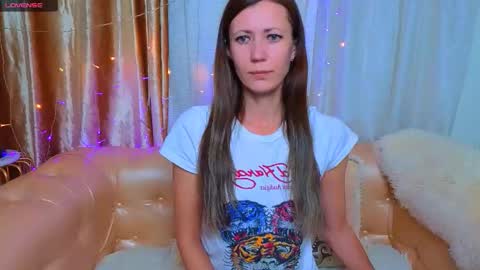 Snapshot of bom_mia_bom chatting on 11.17.25 Mia online show from 11.17.25