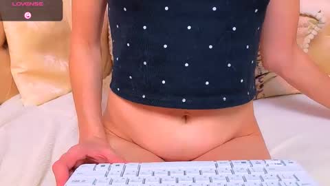 Snapshot of bom_mia_bom chatting on 12.19.25 Mia online show from 12.19.25