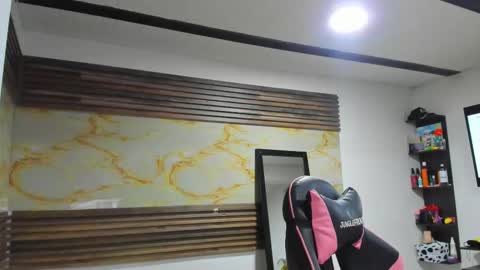 Snapshot of bonnie_bu chatting on 11.12.25 becky online show from 11.12.25