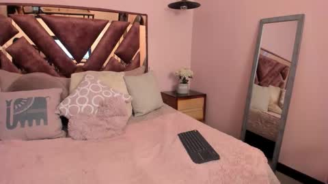 Snapshot of bonny_jones2 chatting on 09.17.25 Bonny Jones online show from 09.17.25