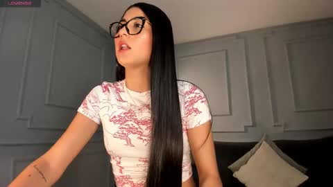 Snapshot of bonnyrosex chatting on 12.19.25 Bonny online show from 12.19.25