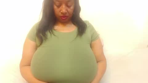 Snapshot of boobyqueen24 chatting on 07.18.26 boobyqueen online show from 07.18.26